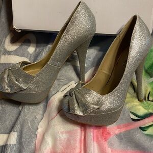 Fabulous little shoe 👠 Elegant Silver Glitter High Heels